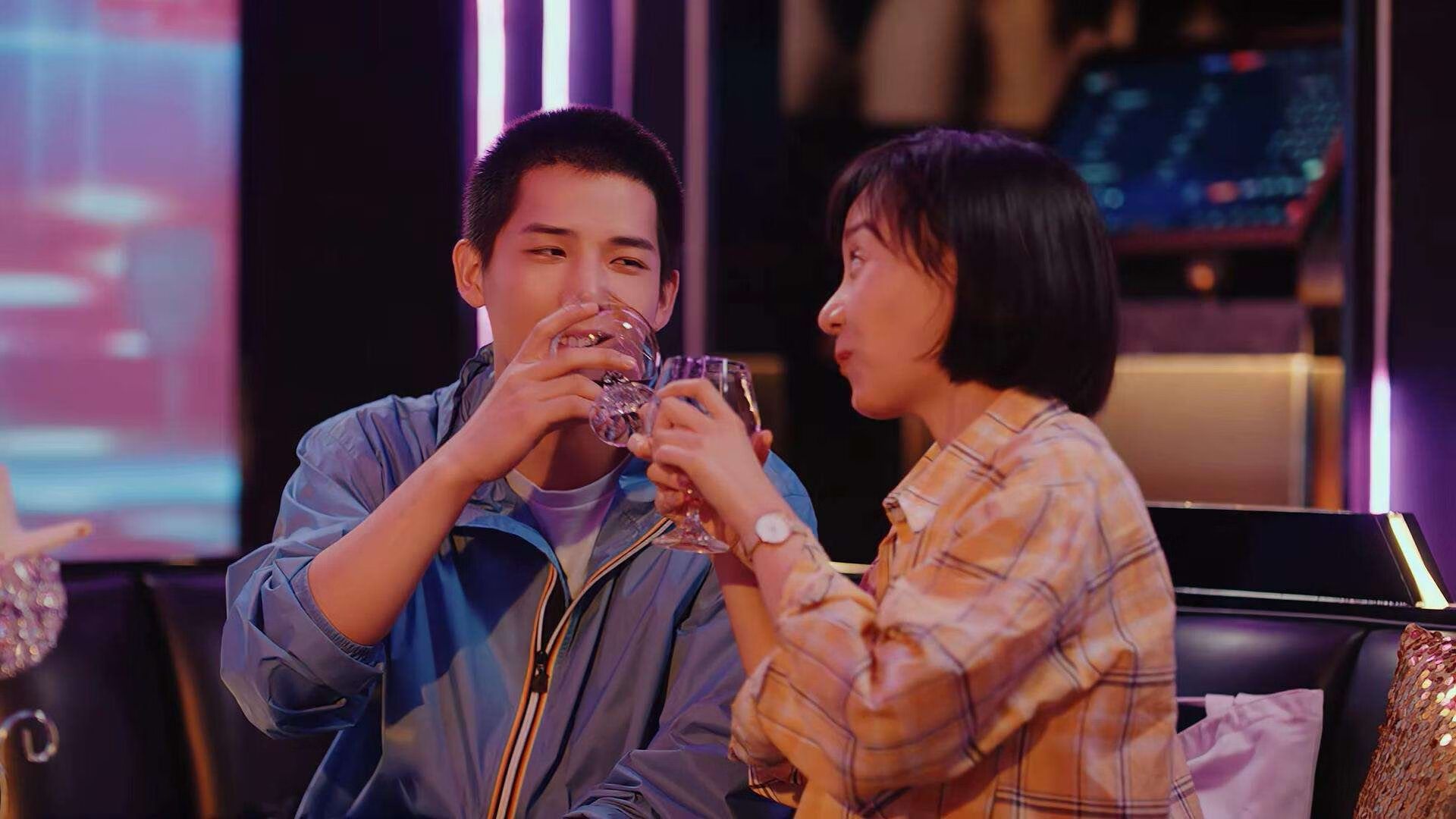 山地探洞越野赛:探索地下未知世界,户外探险山洞